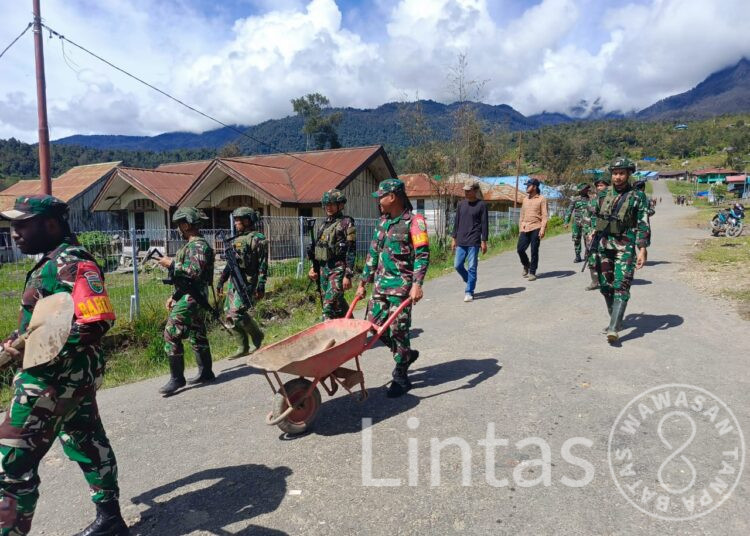 Sinergitas TNI – POLRI Bersihkan Pasar Distrik Sinak
