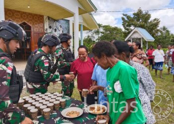 Pendeta Onesimus Kaget Banyak Tentara Diluar Gereja, Ini Yang Dilakukan Satgas Yonif 310/KK!