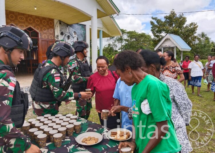 Pendeta Onesimus Kaget Banyak Tentara Diluar Gereja, Ini Yang Dilakukan Satgas Yonif 310/KK!