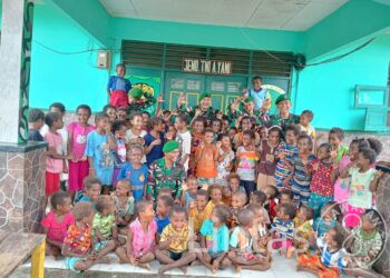 Keceriaan Dan Kegembiraan Anak-Anak Papua Saat Satgas Yonif 310/KK Ajak Belajar Sambil Bermain