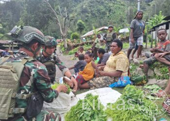 Bantu Roda Perekonomian Masyarakat Prajurit Buaya Putih Kostrad Beli Hasil Kebun Mama Papua
