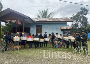 Berikan Manfaat Nyata Kurangi Beban Ekonomi, Satgas Yonif 310 Bagikan Bansos Sembako di Pedalamam Papua