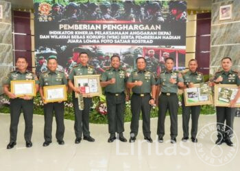 Danmenarmed 2 Putra Yudha Terima Piagam Penghargaan Pangkostrad Pada Rapim Kostrad TA 2024