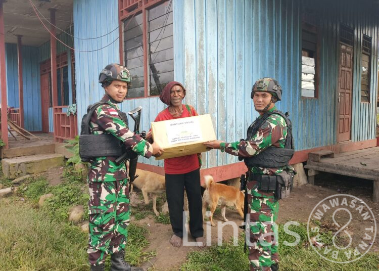 Terus Tunjukan Kepedulian Untuk Atasi Kesulitan Ekonomi, Satgas Yonif 310/KK Berikan Bansos Bagi Warga Perbatasan