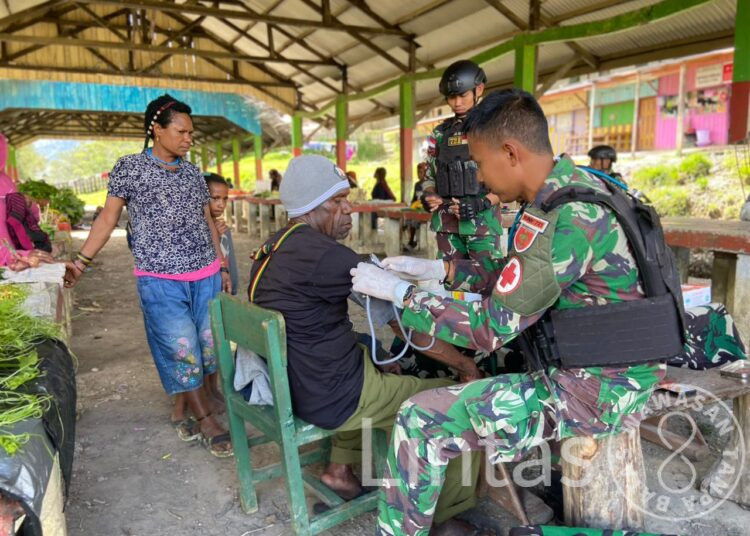 Kunjungi Pasar Pirime, Satgas Yonif 721/Mks Laksanakan Pelayanan Kesehatan Gratis