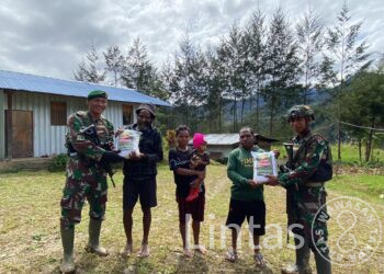 Berbagi Kebahagiaan HUT Kostrad Ke 63 Dengan Saudara Pedalaman Papua
