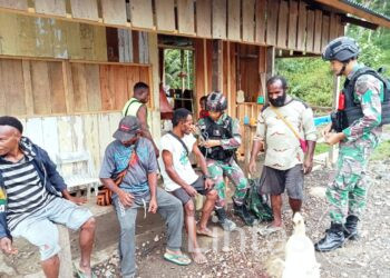 Pelayanan Kesehatan Hingga Pelosok, Satgas Yonif 310/KK Berikan Pengobatan Gratis