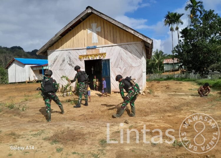 Sambut Hari Paskah, Satgas Yonif 310/KK Ajak Warga Bersihkan Gereja St. Yohanes