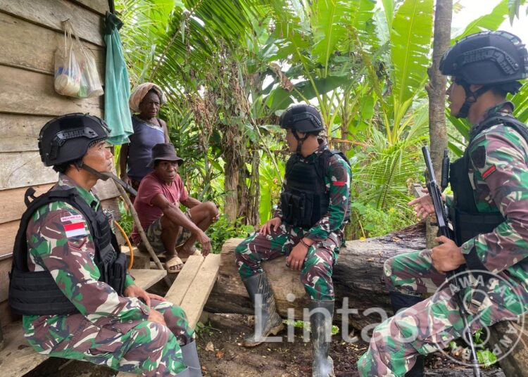 Satgas Yonif 310/KK Kunjungi Ondoafi, Perkuat Kemanunggalan TNI-Rakyat