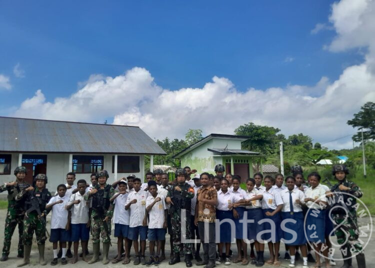 Satgas Yonif 310/KK Berikan Penyuluhan Dan Pemeriksaan Kondisi Kesehatan Kepada Pelajar di Perbatasan