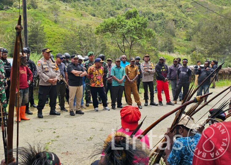 Satgas Yonif 721/Mks Bersama Pemda Tolikara Laksanakan Mediasi Pembukaan Pemalangan Jalan