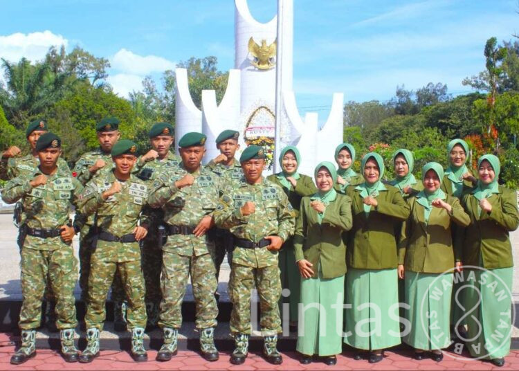 Menarmed 2 Putra Yudha Ziarah di TMP Untung Suropati Bersama Pangdivif 2 Kostrad