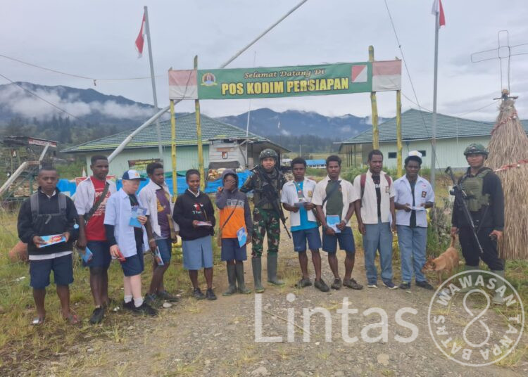 Abang TNI Cek Tas Adik-Adik Pedalaman Papua Yang Mau Berangkat Sekolah, Ada Apa