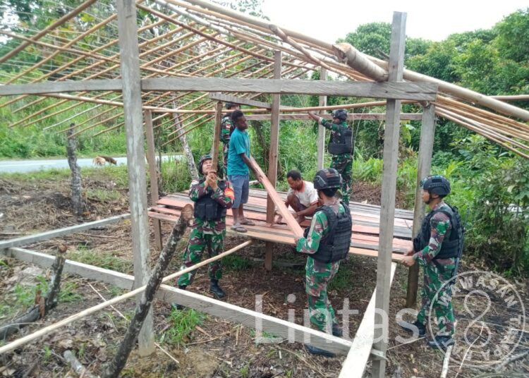 Satgas Yonif 310/KK Bantu Lukas Muweda Bangun Rumah Untuk Orang Tuanya