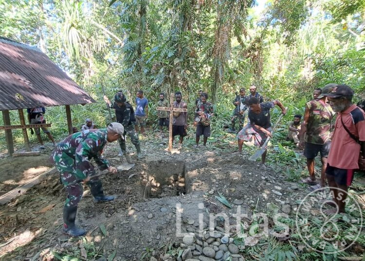 Ringankan Duka Warga, Satgas Yonif 310/KK Bantu Pemakaman Anak Balita