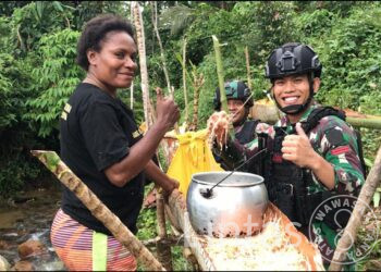 Pelihara Tradisi Dan Budaya, Satgas Yonif 310/KK Olah Sagu Bersama Warga