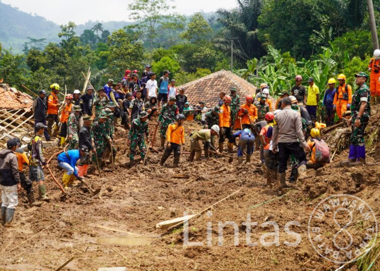 Kodam III/Siliwangi Lakukan Pencarian Korban Tanah Longsor di Cipongkor