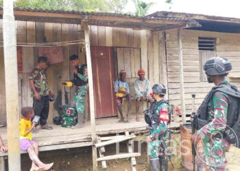 Respons Banyaknya Warga Yang Sakit, Satgas Yonif 310/KK Keliling Kampung Berikan Pengobatan Gratis