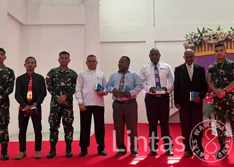 Jalin Hubungan Baik, Satgas Yonif 721/Mks Laksanakan Ibadah Bersama Dan Bagikan Alkitab di Tolikara