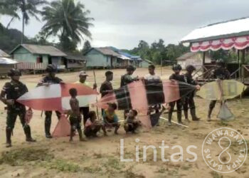Satgas Yonif 310/KK Ajarkan Anak-Anak Pedalaman Papua Bermain Dan Membuat Layang-Layang