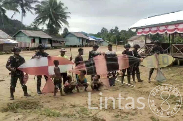 Satgas Yonif 310/KK Ajarkan Anak-Anak Pedalaman Papua Bermain Dan Membuat Layang-Layang