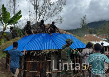Prajurit Buaya Putih Kostrad Gotong Royong Bangun Honai Warga