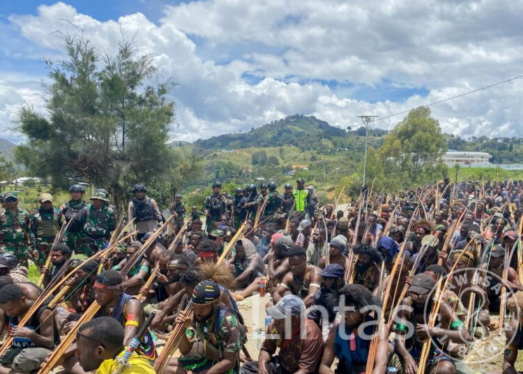 Sinergitas Satgas Yonif 721/Mks Bersama Polri Laksanakan Pengamanan Rapat Pleno Rekapitulasi Pemilu 2024 di Kabupaten Lanny Jaya