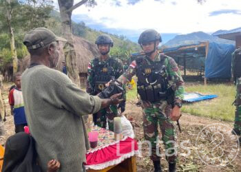 Hadiri Dan Berikan Bantuan Duka Cita Kepada Warga Kampung Wenam Sebagai Wujud Kepedulian Satgas Yonif 721/Mks