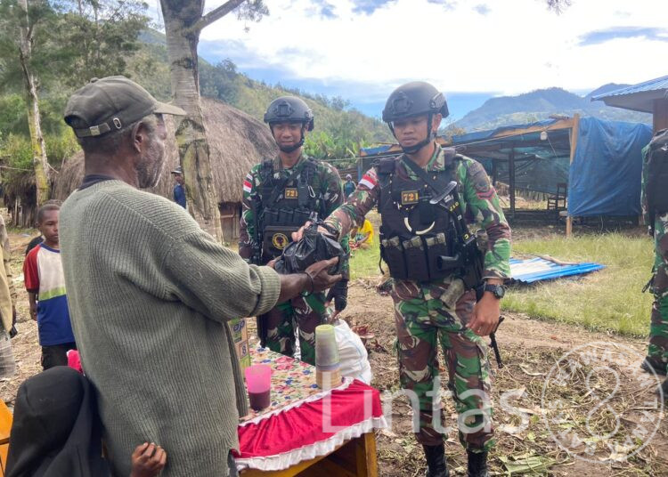 Hadiri Dan Berikan Bantuan Duka Cita Kepada Warga Kampung Wenam Sebagai Wujud Kepedulian Satgas Yonif 721/Mks