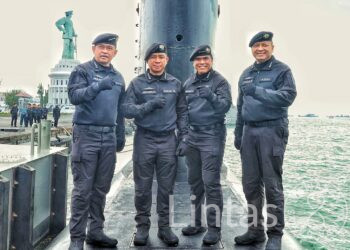 Terima Brevet Hiu Kencana, Panglima TNI Dan Kasad Resmi Jadi Warga Kehormatan TNI AL