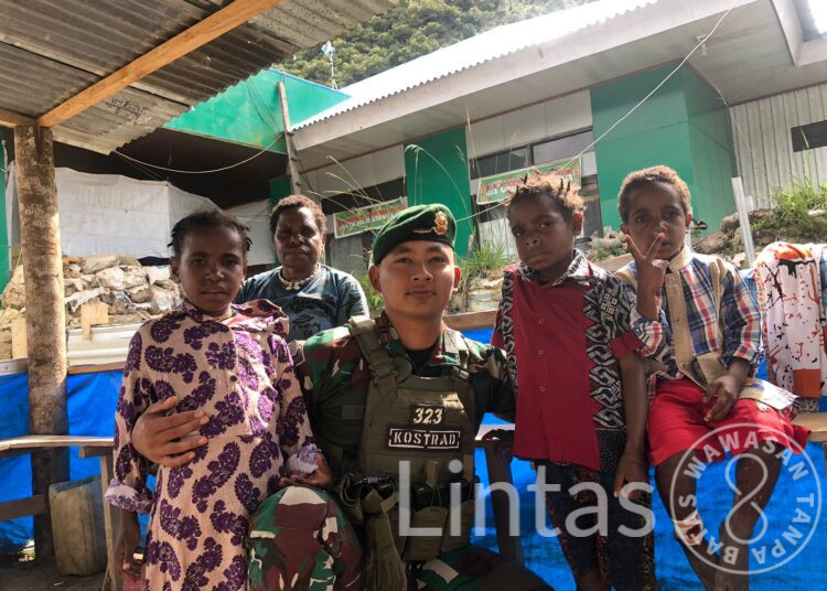 Keceriaan Warga Papua Ulah Ksatria Buaya Putih Kostrad