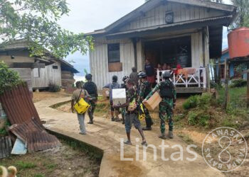 Satgas Yonif 310/KK Terangi Pedalaman Papua Dengan Teknologi SPEL, APDAL Dan IRAS