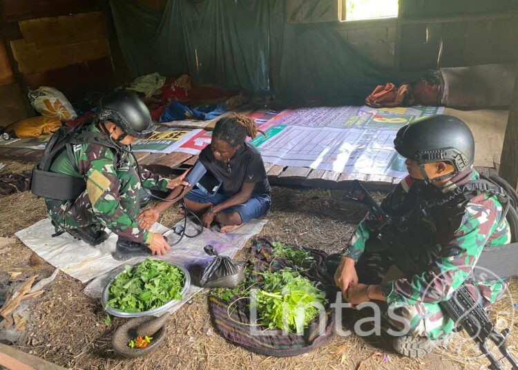 Satgas Yonif 721/Mks Dadak Desa Aulani Laksanakan Patroli Pelayanan Kesehatan