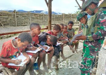 Satgas Yonif 323/BP Kostrad Tebarkan Ilmu di Jantung Papua