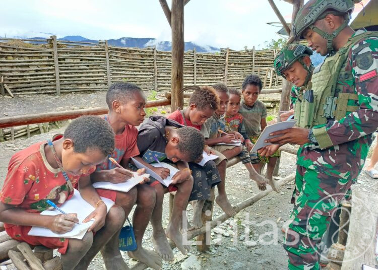 Satgas Yonif 323/BP Kostrad Tebarkan Ilmu di Jantung Papua