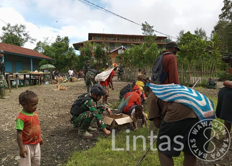 Jelang Paskah, Satgas Yonif 310/KK Bersama Warga Bersihkan Lingkungan Gereja