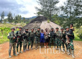 Satgas Buaya Putih Kostrad Bantu Dan Dengarkan Keluhan Masyarakat Dengan Komsos