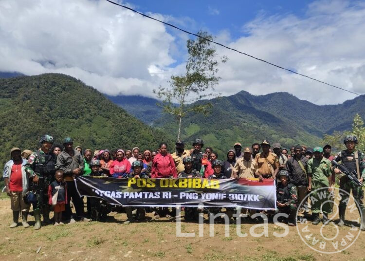 Penuhi Kebutuhan Sandang, Satgas Yonif 310/KK Bagikan Pakaian Untuk Warga Pedalaman Papua