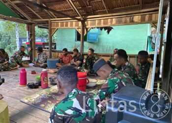 Meski Beda Keyakinan, Kepala Suku Dan Warga Unggalom Hadiri Undangan Buka Bersama Prajurit Yonif 310/KK