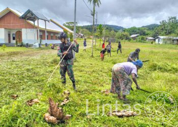 Peduli Kebersihan Lingkungan Gereja, Satgas Yonif 310/KK Bersama Warga Lakukan Karya Bakti