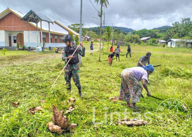 Peduli Kebersihan Lingkungan Gereja, Satgas Yonif 310/KK Bersama Warga Lakukan Karya Bakti