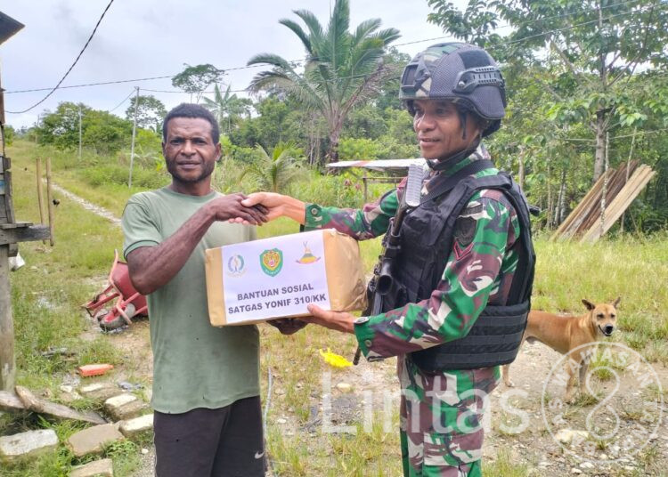 Berbagi Adalah Hal Terbaik Dalam Hidup, Satgas Yonif 310/KK Berikan Puluhan Paket Sembako di Perbatasan