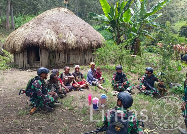 Jalin Hubungan Baik, Satgas Yonif 721/Mks Kunjungi Honai Masyarakat Distrik Balingga