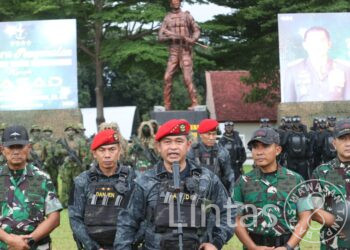 Sukses Taklukkan Beragam Materi Gultor, Kasad Terima Brevet Anti Teror Kehormatan