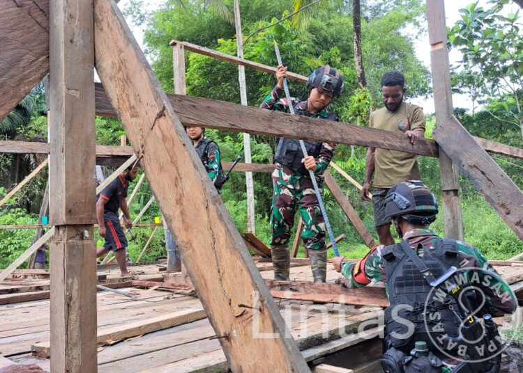 Kehadirannya Sangat Dirasakan, Satgas Yonif 310/KK Bantu Bangun Rumah Warga di Perbatasan