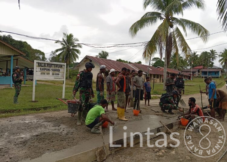 Satgas Yonif 310/KK Perbaiki Jalan Rusak Bersama Masyarakat Perbatasan