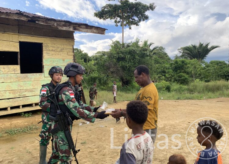 Jalani Ramadhan di Perbatasan, Satgas Yonif 310/KK Bagikan Takjil Kepada Warga
