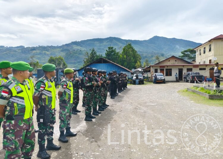 Satgas Yonif 721/Mks Bersama Satkowil Tolikara Bersinergi Jaga Kondusifitas Wilayah
