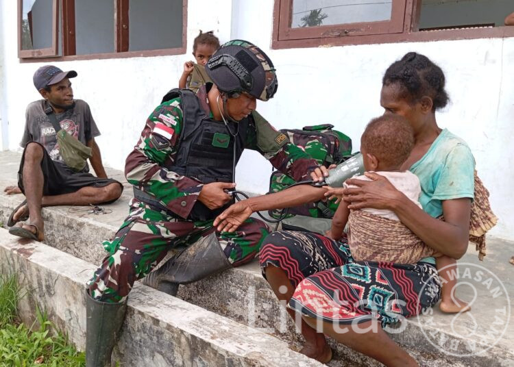 Gelar Pengobatan Keliling, Upaya Satgas Yonif 310/KK Menjamin Kesehatan Masyarakat Perbatasan