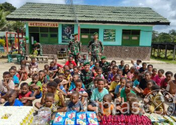 Keseruan Satgas Yonif 310/KK Bersama Anak Papua Terapkan Perilaku Hidup Bersih Dan Sehat